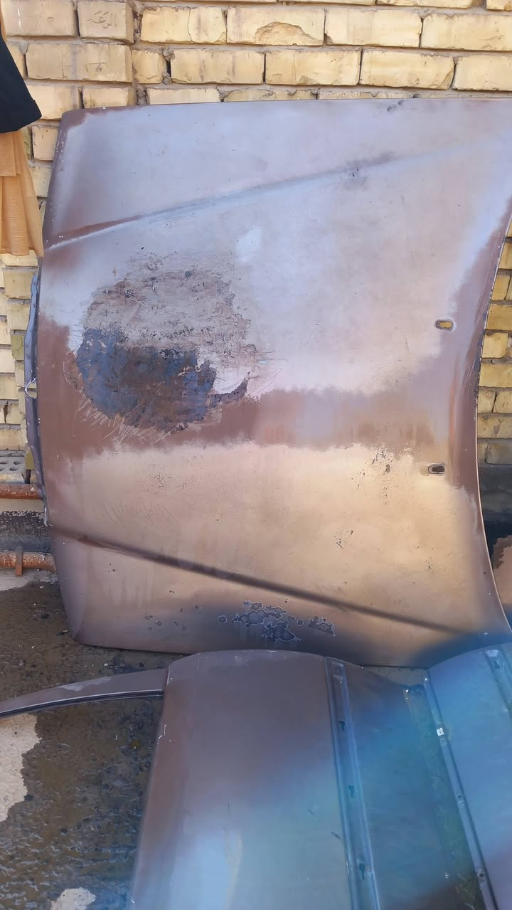 السلام عليكم
أبواب مارسيدس دب مع جملغات 
مع بنيد السعر 200 ألف *********** جامع العبيدي
