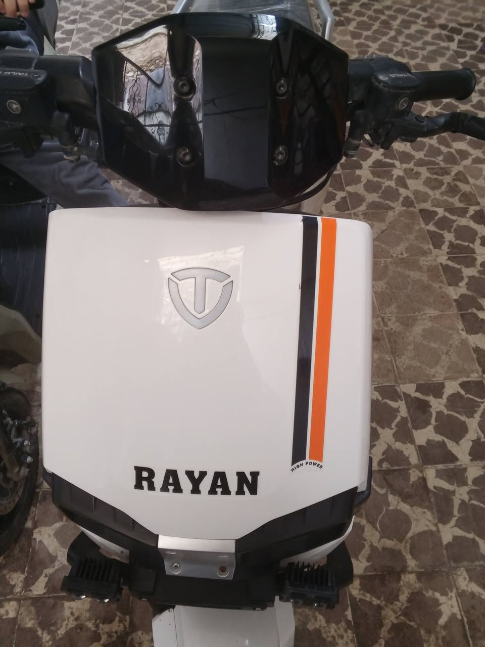 السلام وعليكم
ماطور شحن للبيع جديد
عنوان .الدركزليه مقابل سوق النبي 
رقم ***********
السعر . 900
