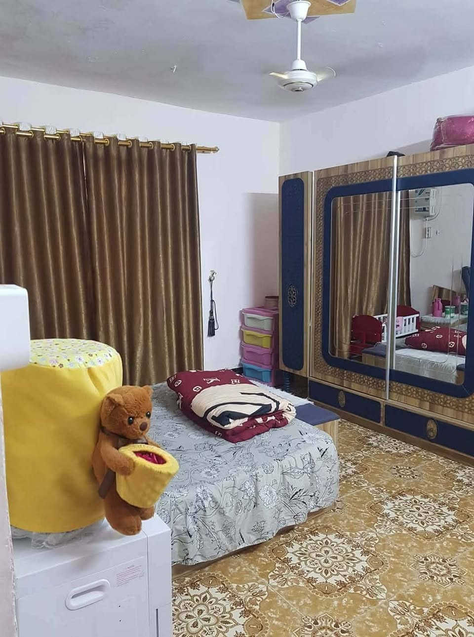 السلام عليكم من رخصة الادمن ومسؤول الگروب
بيت للبيع البيضاء شارع المدرسة نفس شارع افران الزيتون 

مساحة البيت 400 متر بيت+مشتمل

البيت بناء طابوك حتى البيتونة ومسلح والسطح شتايگر 

يتكون من

 غرفتين نوم 5×4 

صالة 7×4 بالإضافة إلى درج وصحيات داخلية 

مطبخ بارد 4.40×5.20

مطبخ حار 2.5×2.5

 استقبال 6×4 

كراج(حوش) 16متر 

حديقة 60متر 

المشتمل الطابق الاول بلوك ومسلح والطابق الثاني ثرمستون غير مسقف يتكون الطابق الأول من غرفة نوم وصالة ومطبخ وصحيات داخلية وخارجية الطابق الثاني غرفة على طول المشتمل 10×3.5 

ومطبخ وصحيات

الخدمات مدارس قريبة 50 متر عن البيت مي ومجاري وكهرباء منتظرين بس صب الشارع عيادات طبية وكلشي متوفر افران اسواق شارع رئيسي مو فرعي منطقة نظامية ومرتبة مشمول بالتطويب مرقم ومقدم معاملة بالبلدية 

الي يسأل عن السعر ليش ما مكتوب يباع حسب الرغبة 

اما البيت والمشتمل او البيت فقط (كلشي بسعر)

للاستفسار خاص 

او اتصال+واتساب ***********

