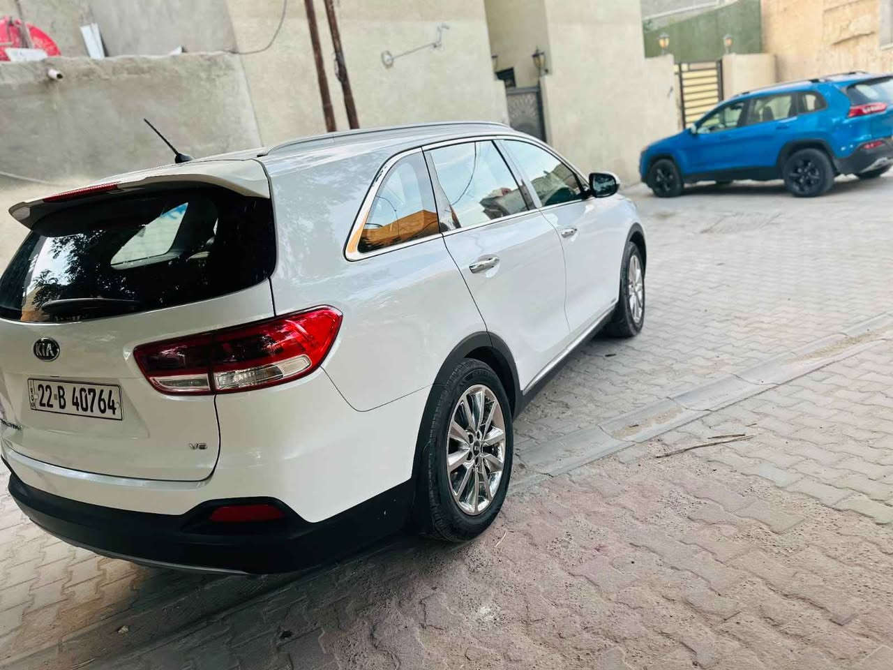 جمعة مباركة للجميع
كيا سورنتو خليجي 2016 للبيع 
فول مواصفات  ماعدا البانوراما وشاشة صغيرة لمس كما موضح بالصور السيارة مكفولة من البارد و الصبغ بيهة شخط بسيط بالبابين من جهة السايق موضحة بالصورة 
ماشية 72الف كيلو 
رقم اربيل وسيارة بأسمي ومكان السيارة بغداد العطيفية 
سعر السيارة $210 وبيهة مجال بسيط 
رقم الهاتف : *********** بغداد, العراق
