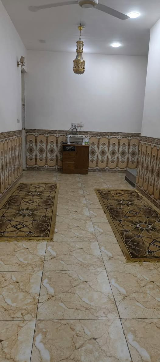 سلام عليكم بيت زراعي للبيع حي الاسره  تفاصيل البناء المساحه ١٤٠يتكون من غرفتين نوم وصاله وحمام ومطبخ واستقبال الوجه10والنزال 14 سند25البناء طابوق بلكامل للاستفسار الاتصال***********
