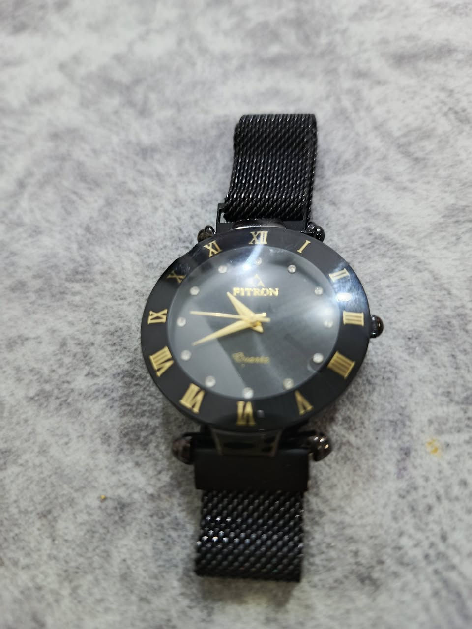 الماركة: فيترون (Fitron)💯
نوع الحركة: تعمل بحركة الكوارتز (Quartz) تعتمد على محركات يابانية عالية الجودة.
السوار: يأتي السوار بتصميم شبكي (Mesh) مصنوع من الفولاذ المقاوم للصدأ (Stainless Steel).
القفل: تعتمد هذه النسخة غالباً على قفل مغناطيسي لسهولة الارتداء والتحكم في المقاس.
الميناء: ميناء أسود مزين بفصوص كريستالية عند مؤشرات الساعات، مع أرقام رومانية محفورة على الإطار الخارجي .
الزجاج: يتميز بكونه زجاجاً معدنياً مقاومًا للصدمات والخدوش البسيطة.
السعر خاص 🌹🎀


**إذا كنت صاحب هذا الإعلان وتريد حذفه لأي سبب، رجاءا أرسل رسالة إلى الدعم الفني**