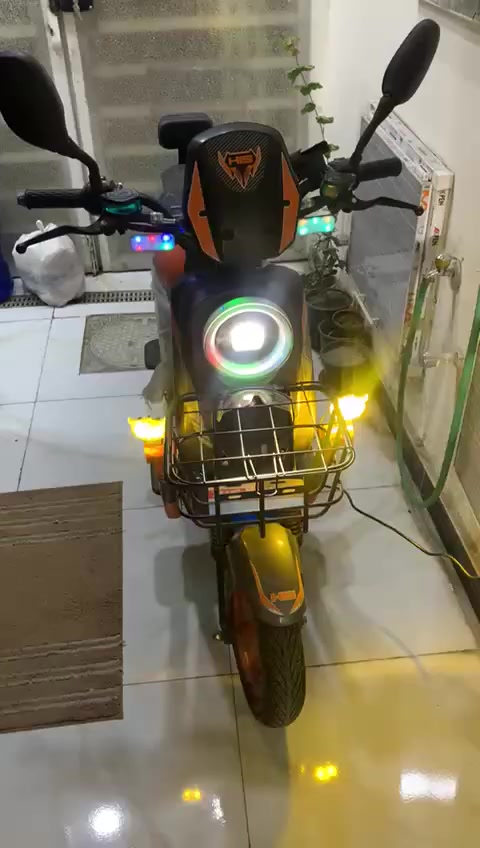 دراجة شحن نظيفة جداً خمس بطاريات للبيع اسمها HIS حجمها ٩٠٠ موديل حديث تايرات جديدة و بطاريات نظيفة و سرعتها اربع نمر كهربائيات نظيفة جداً لايت و إشارات وهورن و بك و بريك هيدروليك و لايت عالي و ناصي و حامل موبايل مع درع يحمي الدراجة و سلة امامية 
و الدراجة ؏ البلاد لم يصلح فيها شيء و الإشاير خلفية و امامية مع وجود الشاحنه الأصلية و تم بيعها لعدم حاجتي لها و السعر ٤٥٠ الف علماً اشتريتها ب ٦٠٠ الف
للاتصال  ***********
