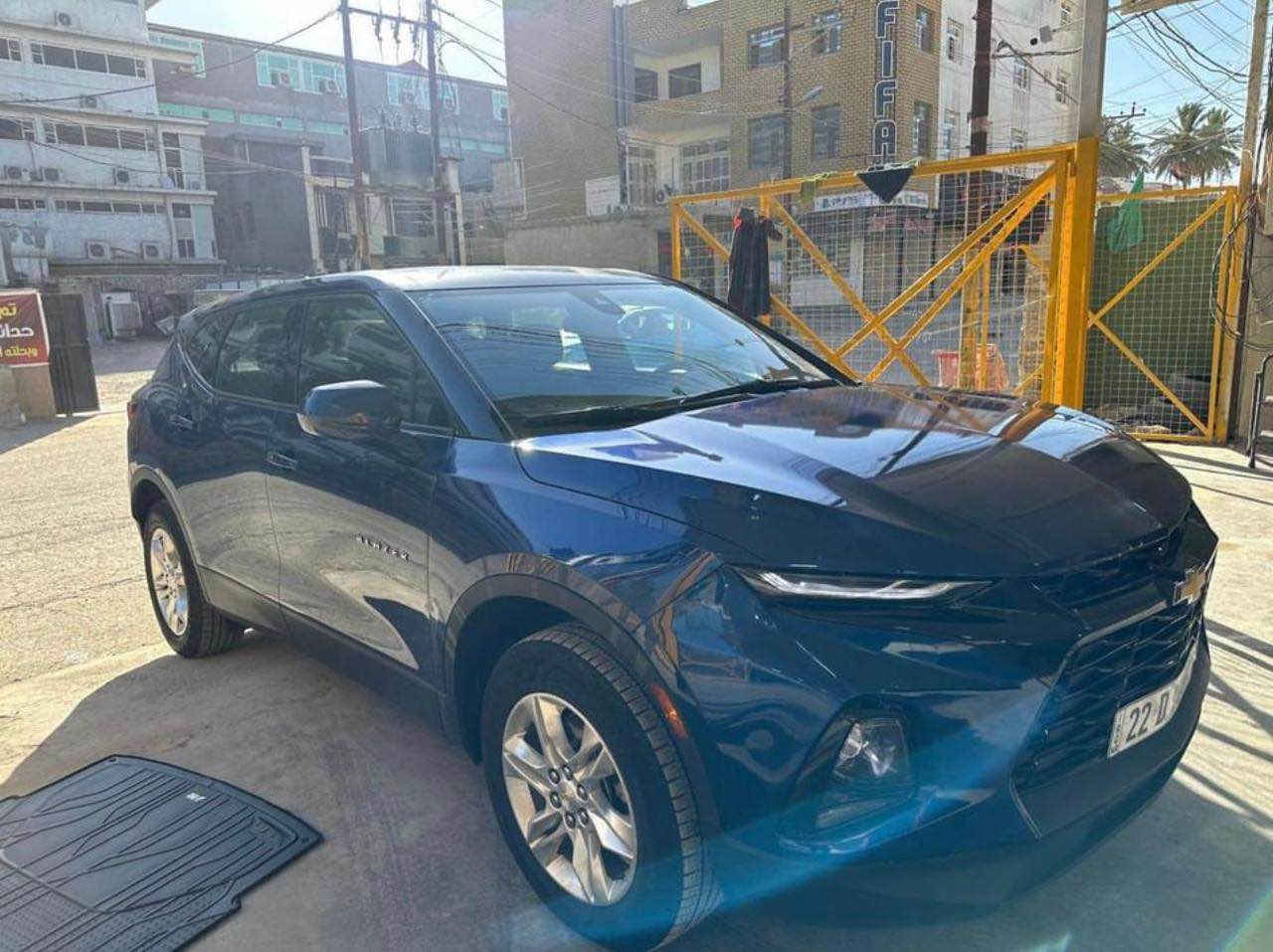 السلام عليكم 
للبيع شوفرليت بلايزر LT2 موديل 2022 مكينة 2000 توربو رقم اربيل تحويل ثاني يوم ماشية 72 الف ميل حادثها كما موضح بالصور جاملغ جهة اليمين والبنيد حادث سطحي بدون داخل لا شاصي ولابدنة وبيها طخة هنا بالعراق بباب الصندوق ومصلحها ايرباك ستيرن فقط مواصفات رادار خلفي امامي تحديد مسار كاميرا دوارة حساسات خلفية وباقي المواصفات معروفة السعر 205 وبيها مجال قليل للتواصل *********** البصرة, العراق
