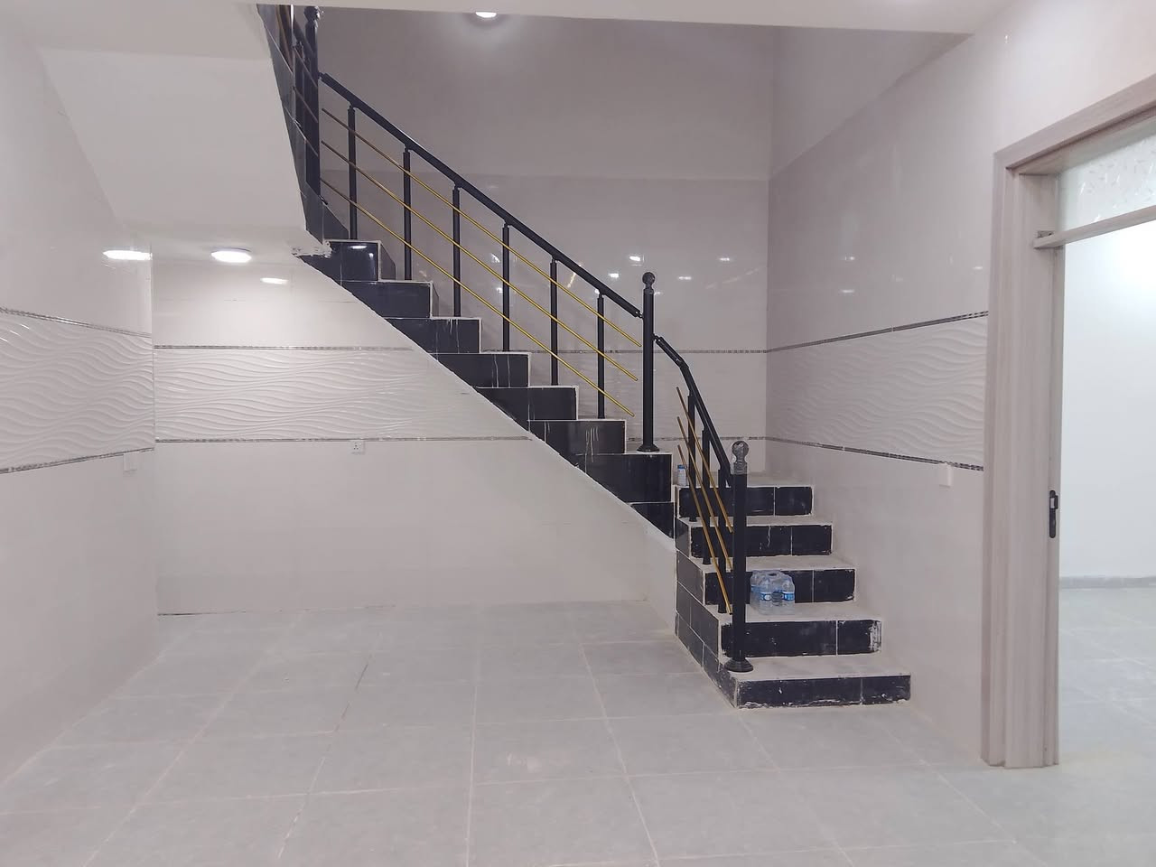 بيت للبيع توله فروش مساحه120متر مربع بناء حديث جديد نوع العقار (توزيع قايم مقام ) عدد غرف نوم3
استقبال مطبخ حار بارد حمام صحيات 2
سقف مغربي وثاني كاشي سيراميك نظام تكتات السعر 60مليون وبي مجال رقم الهاتف***********
