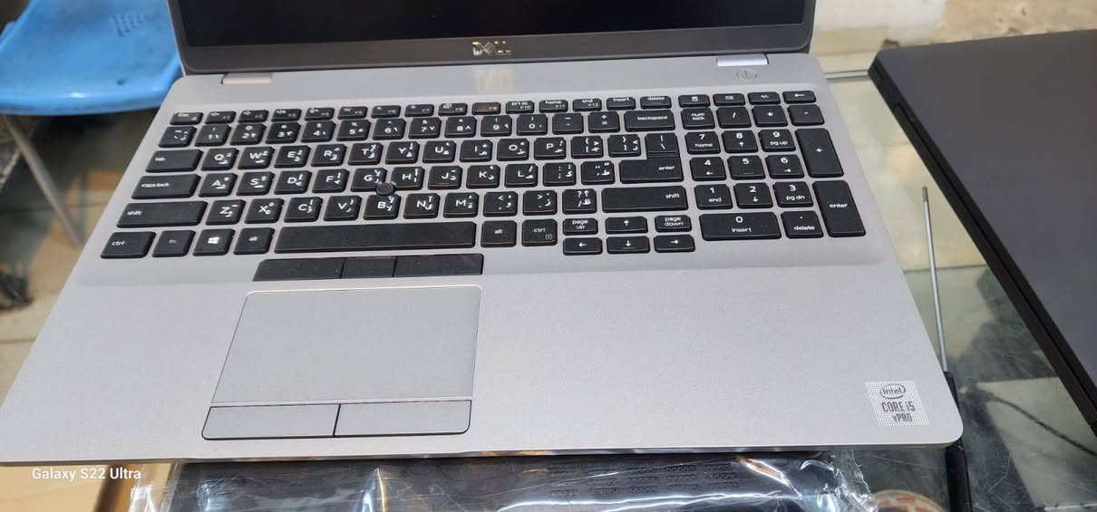 Dell Latitude 5420 | الأداء الحديث والشحن المتطور
جهاز من الجيل الحادي عشر المتطور، مثالي جداً لطلاب البرمجة، الهندسة، والموظفين الذين يبحثون عن السرعة والأناقة. يتميز بدعمه لـ شاحن Type-C السريع والعملي. الجهاز يقدم أداءً فائقاً في تصفح الإنترنت والبرامج المكتبية، ويشغل الألعاب الحديثة المتوسطة مثل (Valorant، Dota 2، و CS:GO) وبرامج التصميم مثل (Photoshop و AutoCAD) بكفاءة عالية جداً بفضل معمارية معالجه الحديثة.

🔍 المواصفات التقنية:
المعالج:Intel Core7i (الجيل الحادي عشر - أداء قوي وحديث).
الرام: 16GB DDR4.
الهارد: 256GB SSD M.2 (قابل للتطوير).
الشاشة: 14 بوصة (تصميم أنيق وحجم مثالي للتنقل).
كرت الشاشة: داخلي Intel بسعة تصل إلى 4GB.
الميزة الإضافية: منفذ وشاحن Type-C أصلي.
🎁 الملحقات:
(حقيبة، شاحن أصلي ، ماوس، ماوس باد).
🛡️ الضمان والخدمات:
فحص المواصفات والنظافة قبل الاستلام.
تنصيب ويندوز والبرامج الأساسية 
💰 السعر: 400,000 دينار عراقي 
📍 الموقع: بغداد - ابو بشير 
📞 الاستفسار:
***********
