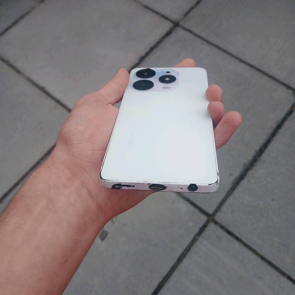 عندي جهازين استخدام شخصي، نظافتهن عالية وشغالات 100%، والبيع بأسعار قفل وما بيها مجال نهائياً:
1️⃣ أوبو Oppo A17 (اللون الملكي 💙)
🔹 الذاكرة: 64 جيجا.
🔹 النظافة: 100% (أخو الجديد) بدون أي شخط.
🔹 الملحقات: الكارتونة الأصلية + كفر شفاف هدية.
💰 السعر: 80 ألف دينار قفل.
2️⃣ تكنو Tecno Spark 10 Pro (الأبيض الثلجي 🤍)
🔹 الذاكرة: 128 جيجا (سريع جداً بالألعاب والتصفح).
🔹 الحالة: الجهاز طيارة، بس البصمة متوقفة (ما تأثر على الاستخدام) وبيه شخط بسيط جداً بالجانب.
🔹 الملحقات: كفر حماية.
💰 السعر: 85 ألف دينار قفل.
📍 المكان: بغداد - مدينة الصدر 
⚠️ ملاحظة:  والي ياخذ الجهازين سوية أحسبهم اله بـ 160 ألف نهائي.