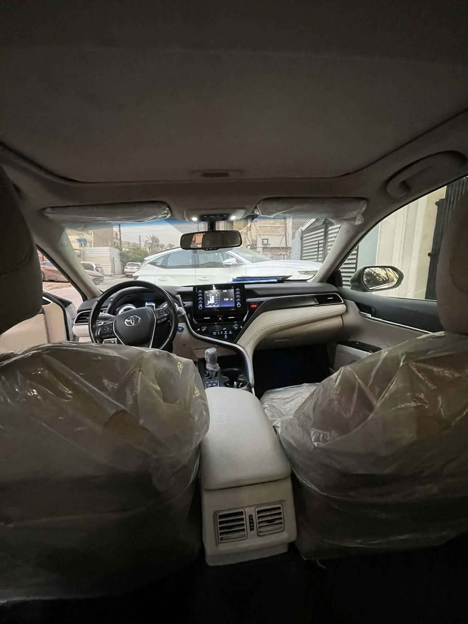 السلام عليكم للبيع كامري خليجي فوول وكاله عبداللطيف GLE هايبرد بانزين جديده السياره ماشيه 70 الف بيه تكحيل خفيف يم السلايت وبارد اصبعين بالجاملغ السعر 238 وبيه مجال مكان السياره العامريه للإستفسار *********** بغداد, العراق
