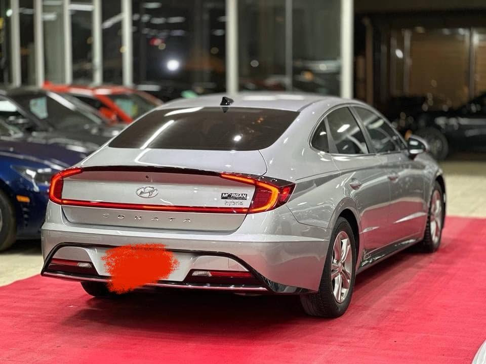 🫆 سعر مناسب
اسم السيارة :هونداي سوناتا 
الفئة : هايبرد (كهرباء - بانزين )
الموديل : 2021
اللون : سلفر فاتح 
اللوحة : رقم بغداد
الضرر : قطعة 1 صبغ 
_____________________________
الــمــواصــفـــات :-
1 - محرك 4 سلندر 2000 
2 - كشنات مخمل (اصل)
3 - كاميرا دوار ستيرن
4 - شاشة كبيرة ( ايباد) للتحكم في ايعازات السيارة
5 - تبريد قطعتين امامي خلفي
6 - لايت زنون + كشاف + حاجب 
7- عداد المسافة 107000
8 - ايرباك سليم 
9 - منافذ USB امامي خلفي
10 - سستم صوت متكامل 
11 - تحكم ستيرن جهتين
12 - بصمة  2 باب + بصمة تشغيل
13 - رادار جانبي 
14 - نضام ABS مانع انزلاق
15- كشنات كهرباء 
16 - اشاير بالمري 
17- تحديد مسار 
18 - وباقي المواصفات الغنية عن التعريف 
للتواصل @ *********** 
__________________________
