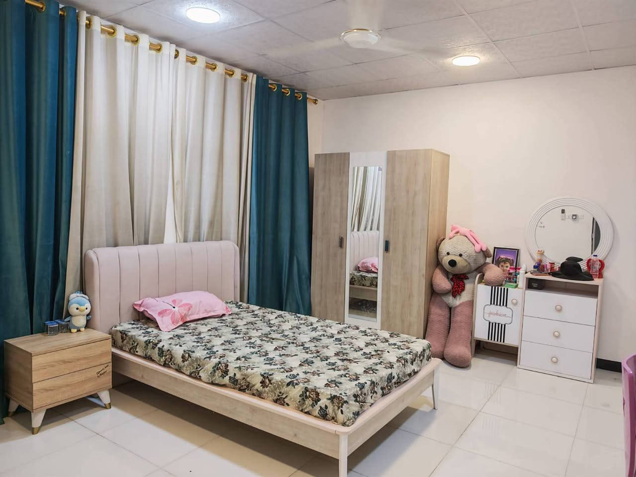 🏡 #للبيع #دار_سكني بموقع مميز وبسعر مناسب
📍 #الموقع: #شارع_80 خلف #نون_مول 
  
✨ #المواصفات:  
▫️ المساحة: 180 م²  (طابو زراعي سند 25) 
▫️ الدار ركن على شارعين 
▫️ بناء حديث 2024 
▫️ موقع مميز خلف التجاري  
▫️ تحتوي المنطقة على كافة الخدمات ماء وكهرباء ومجاري وتبليط 
..........
🔹 الطابق الأرضي:
- مطبخ بارد كبير 
-مطبح حار منفصل 
- هول واسع ومنفصل 
- استقبال منفصل 
- غرفة نوم كبيرة 
- صحيات عدد 2 (للضيوف والخدمة)  
- منور واسع 
- كراج سيارة 

🔹 *الطابق العلوي:
- غرفة نوم  ماستر (تحتوي على صحيات)
- غرفة نوم 
- هول كبير 
---------------------------------
📞 للاستفسار والمعاينة: 
الاتصال على الارقام :
***********☎️ واتساب    
او مراجعة المكتب 
الحلة _ الكرامة الشارع المشجر مجاور اسواق المطار 1 
--------------------------------
✅ نستقبل جميع عروضكم السكنية 🏠 والتجارية 🏡 بكافة مناطق الحلة 
……………………………
