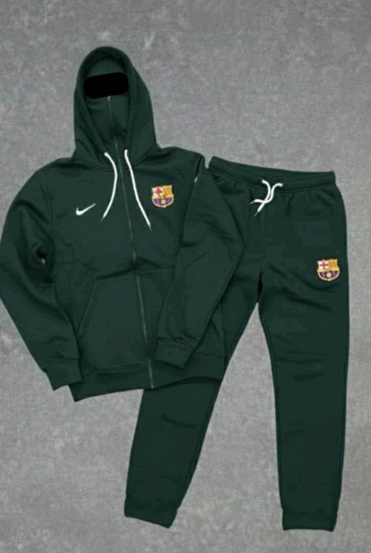 معروض للبيع: تراكات رياضية بماركة نادي برشلونة. تتوفر أطقم بثلاثة ألوان: أخضر زيتوني، بيج، وأزرق داكن. مثالية لعشاق النادي، الخامة جودة عالية ومريحة جداً للاستخدام اليومي أو أثناء التمارين. متوفرة بمقاسات متنوعة تناسب جميع الأذواق. لمزيد من التفاصيل أو الطلب، لا تتردد بالتواصل معي.