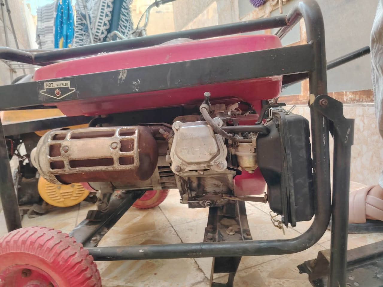 * النوع: مولدة سلف بنزين.
* الموديل: EC3500ASE.
* القدرة الاسمية: 2.5 كيلوواط.
* القدرة القصوى: 2.7 كيلوواط.
* الفولتية: 220 فولت.
* التردد: 50 هرتز.
* عدد الفازات: فاز واحد.
* المحرك: 4 أشواط (4-Stroke) OHV، تبريد هوائي.
* سعة المحرك: حوالي 196–210 سي سي.
* سعة خزان الوقود: 15 لتر.
* التشغيل: سلف كهربائي + سحب يدوي (حسب موديل ASE الظاهر بالصورة).
* استهلاك البنزين: حوالي 1–1.3 لتر بالساعة حسب الحمل.
* الوزن: حوالي 40–45 كغم


**إذا كنت صاحب هذا الإعلان وتريد حذفه لأي سبب، رجاءا أرسل رسالة إلى الدعم الفني**