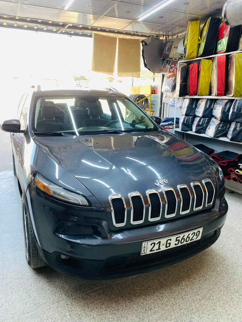 السلام عليكم.
جيب شيروكي الملقبة بزون 
مكينة 3200/ 6سلندر 
مواصفات Limited
اللوحة سليمانية خصوصي 
ألون نفطي غير محدد 
المقاعد قماش عدد المقاعد5
مواصفات السيارة 
1/كامرة خلفية 
2/مستشعر وقوف 
3/تدفئة المقاعد ستيرن 
4/بصمة 
5/مثبت سرعة 
6/شاشة كبيرة 
7/نضام مفتاح ذكي 
8/التحكم التلقائي في درجات الحرارة 
9/مقاعد كهرباء 
10/وسائد هوائية 6
11/المصابيح الأمامية ليد
12/كير 9نمر 
دفع رباعي 4x4
وبعد هواي مواصفات بس ماعرفهم  
مكان السيارة ديالى الخالص 
رقم الهاتف ***********(اتصل)
