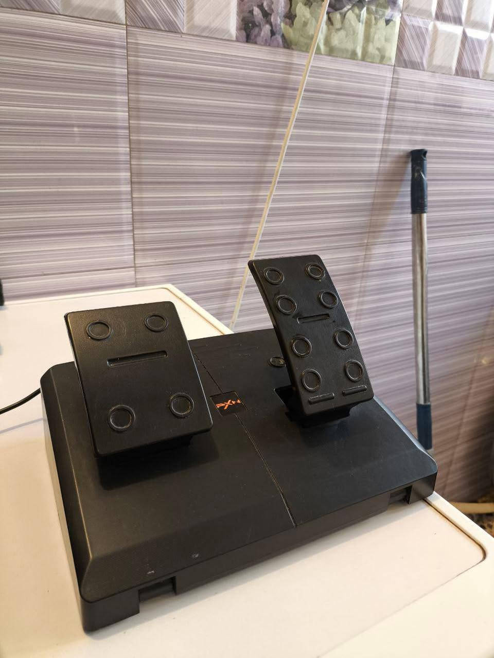 السلام عليكم 
دركسون v900 
حالة النضافة : جيدة جداً 
مدة الأستعمال : شهر واحد فقط 
النضام المدعوم : ps - pc - xbox 
السعر : 75  الف 
الرقم للتواصل 
***********
