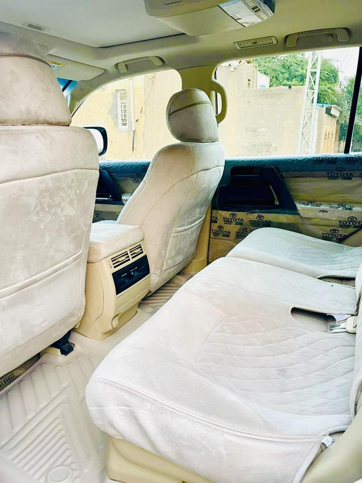 سلام عليكم تويوتا لاندكروزر 2017   8 سلندر 4600 رقم اربيل فول مواصفات وايت اديشن ماشي 128 الف حقيقي كفاله عامه مواصفات شاشة الكبيره بلادي 
اربع كامرات حساسات امامي وخلفي دبل ماوس دفع رباعي كشنات كهربائي السائق والراكب فتحت سقف السياره جديده بمعنى الكلمه العنوان ميسان 
سعرها (515) وبيها مجال ***********
