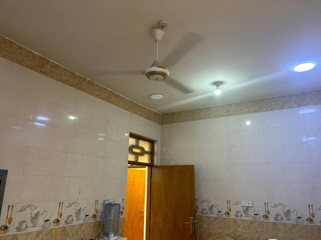 السلام عليكم دار للبيع طابو صرف ركن بشارع حكمت قريب على القسم البلدي مساحه البيت 142 طابقين
الطابق الأول بناء سنه 2021 استقبال ومطبخ وغرفه نوم وصاله وصحيات 
والطابق الثاني بناء سنه 2023 ثلاث غرف نوم وحده كاملة من كلشي والبقيه يحتاج لبخ وارضيه للاستفسار الاتصال على الرقم ‏‪***********
