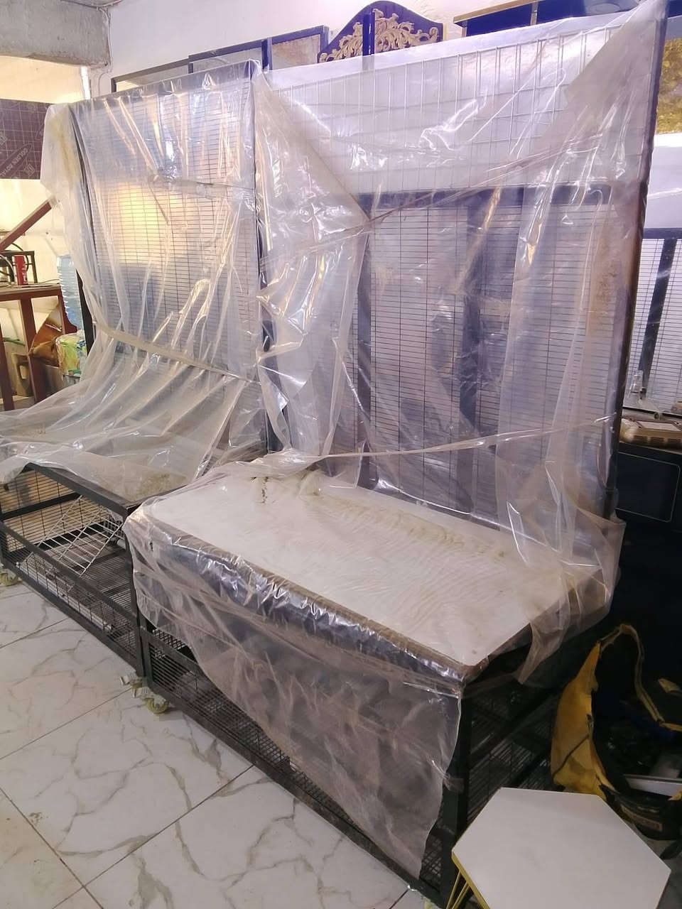غراض محل للبيع سقوف ثانويه مع اناره مو حمالات احذيه مع ميوزه خارجيه لعرض الاحذيه مع مرايات العنوان بغداد الشرطه الخامسه رقم الهاتف ***********
