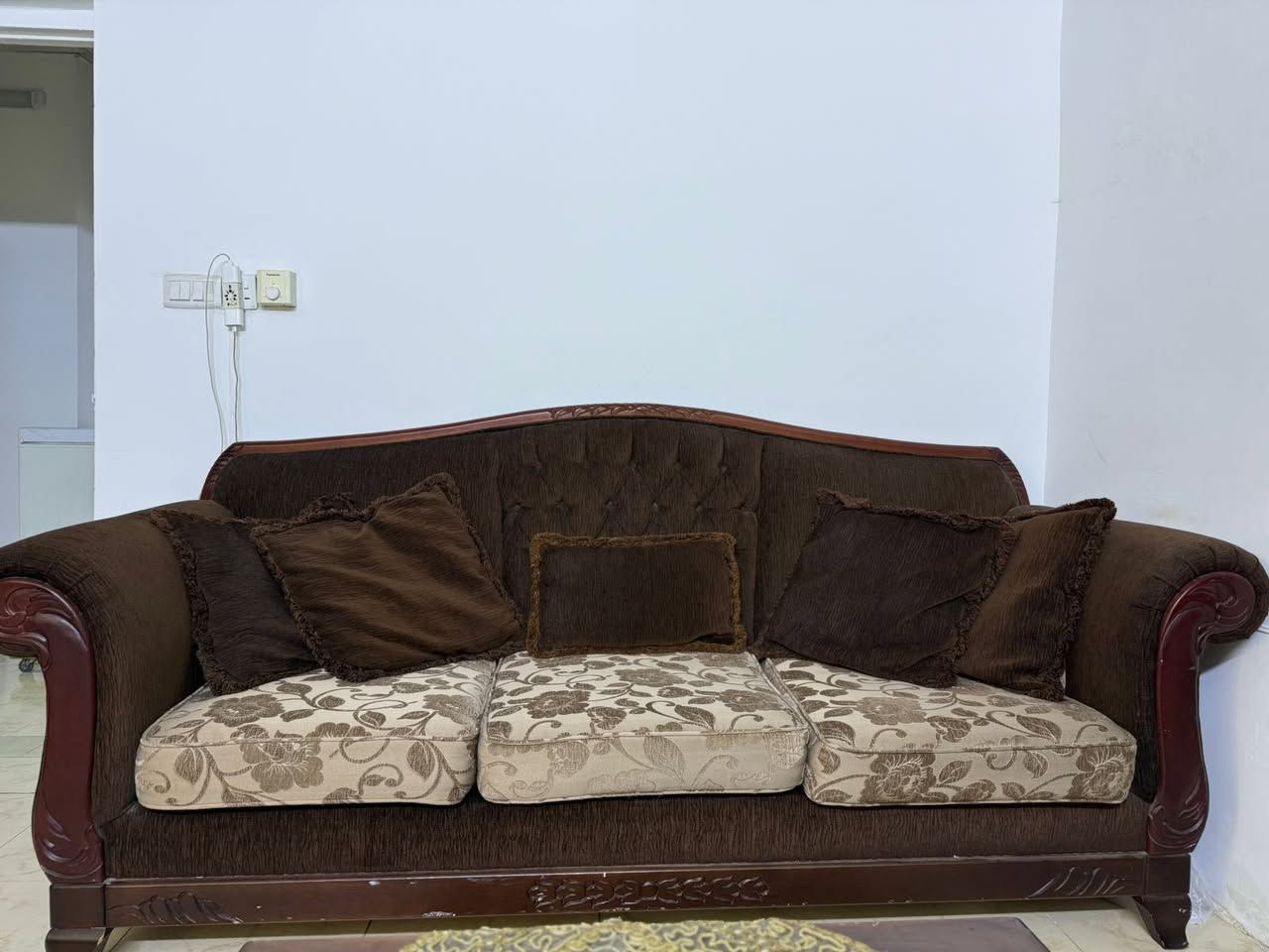 تخم قنفات خشب صاج اصلي
بحالة جيدة جدا
عشرة مقاعد 

قنفات اثنين ثلاث مقاعد
قنفة مقعدين
مع كرسيين 

واربع طبلات وميز وسطي


**إذا كنت صاحب هذا الإعلان وتريد حذفه لأي سبب، رجاءا أرسل رسالة إلى الدعم الفني**