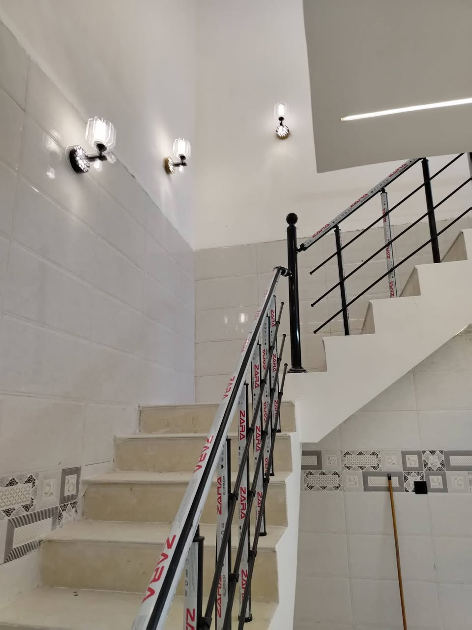 سلام عليكم يتوفر لدينا دار للبيع مساحه 100م طابقين يحتوي على غرفتين نوم واستقبال وصاله ومطبخ وخدمات بيت جديد بعده ما مسكون خدمات كامله العنوان نهاية الشرطه الخامسه الدوانم قرب جامع ملك القدوس للاستفسار الاتصال على الرقم التالي *********** السعر مناسب جدا 83 وبي مجال
