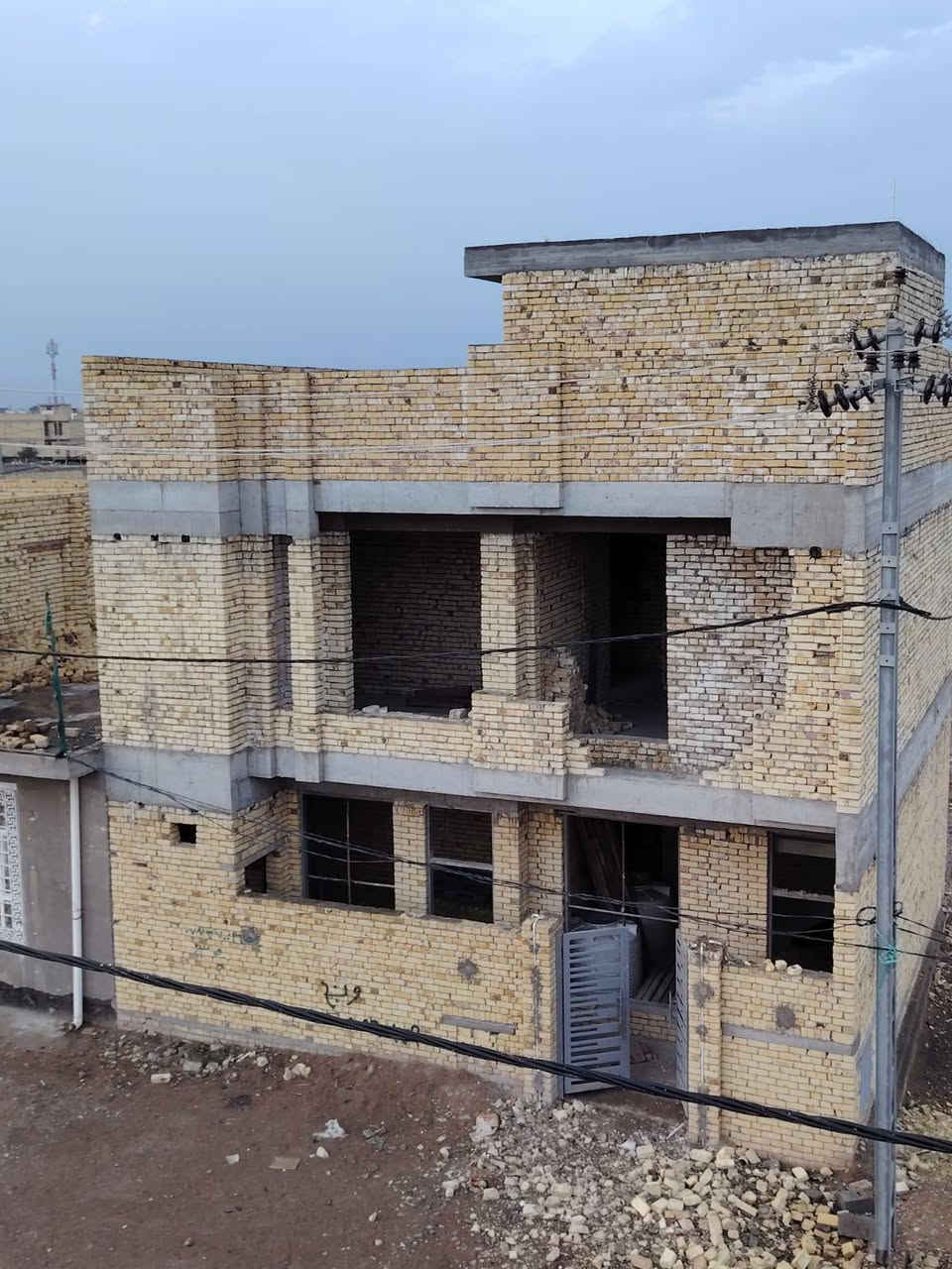 السلام عليكم مشتمل هيكل للبيع مساحة ١٠٠متر مربع ركن على شارعين طابقين الطابق الاول كامل مي ومجاري بناء درجة اولى كامل استارة بيتونة  ثالث قطعة عن شارع ٣٠ شارع احمد الوائلي السفحة الثانية متكون ٤ غرف نوم استقبال صالة ومطبخ 
٢تانكي حمامات عدد اربعة ٣داخلي واحد خارجي 
خلاطات درجه اولى علما الطاب الاول تاسيس الكهرباء بالكامل بوري وجكشن بيت يخبل تجي وتشوف بعينك 
علما الماء والكهرباء بالباب 
خاص موجود تلفون *********** العقار باسمي
