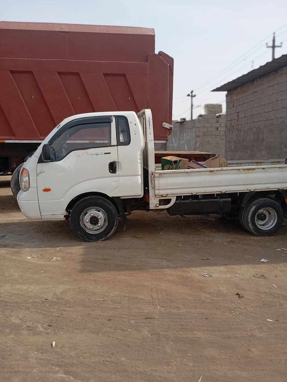 السلام عليكم اخوان عندي كيه فحل 2007مكينه كرلفان مكينه وكير بالجيس رقم بابل رقمها اصفر صدامي لاعليها ضريبه ولا غرامات راعيها موجود للتحويل معاملتها تكلف 350 سيارة جاهزه غرفه جديده كهربائيات عامه تشتغل محوله تايرات خلفي 14 عنواني بصرة حي الاصدقاء سعرها 90 وبيها مجال ***********
