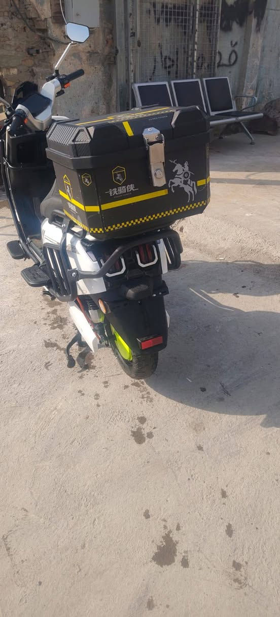 السلام عليكم دراجه البيع شحن صار شهر من ماخذه العنوان الشعب شارع الصحه السعر 600الف وبيه مجال حك الجيه *********** واتساب
