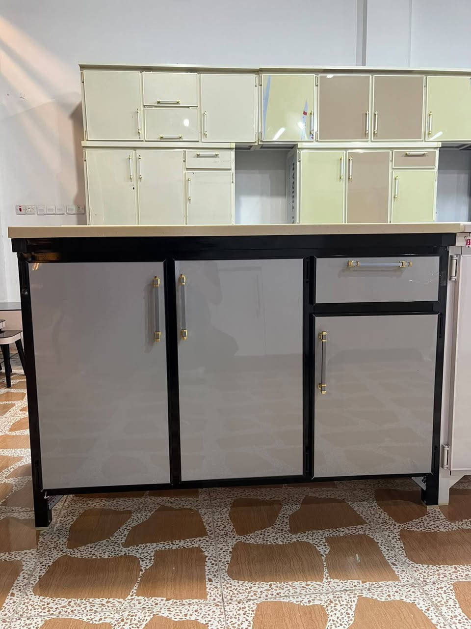 معرض أيمن للأثاث المنزلي ✨
سنك مطبخ مودرن – تصميم أنيق وعصري 🏠
✅ هيكل حديد قوي ومتين
✅ أبواب MDF بلمعة فاخرة
✅ سطح رخامي عملي وسهل التنظيف
✅ أدراج واسعة لخزن أدوات المطبخ
✅ مناسب للمنازل والشقق الحديثة
📏 القياس: 130 سم
الوان متعددة 
📍 العنوان:
تكريت – نهاية شارع الأربعين – مجاور حديقة الياسمين
🚚 خدمة التوصيل متوفرة
📞 للاستفسار والطلب:
***********
***********
معرض أيمن للأثاث المنزلي
جودة تليق بمنزلك... وأسعار تناسب
