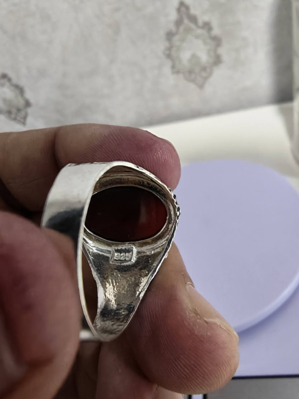 عقيق يماني اصلي فضه 925
قياسه 22 23 24 كلهم يلبسهم بس هو جبير عليه
وزنه 5.5 غرام  جديد غير مستخدم اجاني هديه
الي يريده يجيني لبغداد زيونه وياخذه وينطي سعر بمايرضي الله ورسوله
***********
