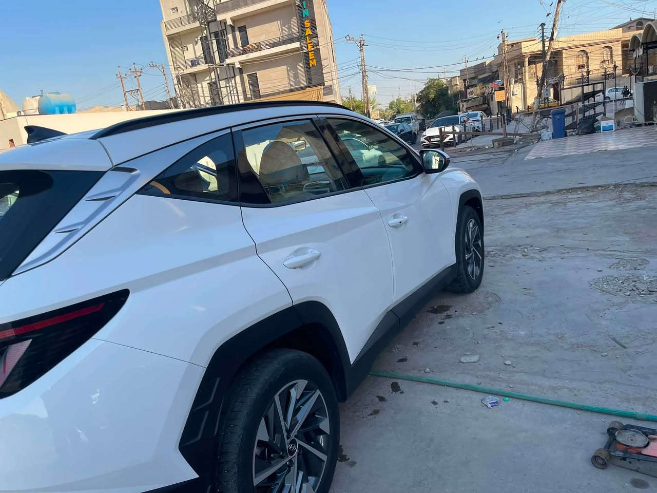 توسان ٢٤ رقم بغداد باسمي مكفولة عدا رصعة صغيرة جدا بالبنيد ومعروفة مواصفاتها ماشيه ٤٠ رايدها ١٩٨ وهذا رقمي *********** مكاني بغداد الدورة
