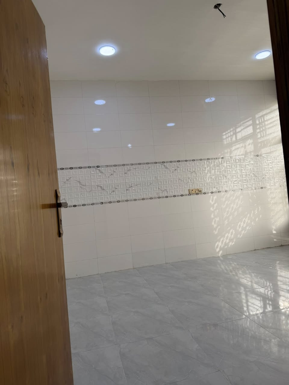 سلام عليكم 
دار للبيع   حي الدوغانه الشارع الثالث 
مساحه ٢٢٠م.  واجه  ١١ م  الدار يحتوي ع غرفتين سويت.  ومطبخ وصاله. واستقبال. كما موضع بالصور.  وحمام داخلي وصحيات داخليه. وخارجيه.  
الدار مسرمك بالكامل.  ومجهز بمنظومة كامرات. مراقبه.    وغير مسكون.    للاستفسار 
 *********** 
***********
