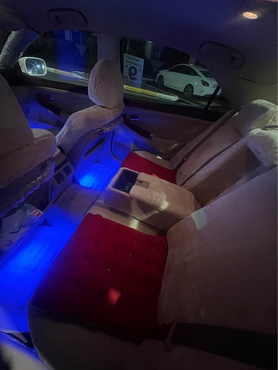 شاهینە مووس 
٢٠٠٥
بجوک بە بجوک ناو زەرد
سەیارەکە جرکەی نیە کامل مەسرەفە
گیرو مەکینە تەبرید بەشەررت
٤تایەی تازەی لەسەرە
رۆنو بانسو هەمووی لۆکە سەیارەی مالە تیر مەسرەفە
رەنگ گۆراو کەفەرو شانسی هەمووی بەشەررت
سەیارەکە بۆیاخی هەیە
پارەی براوەیەکی جوان نیە
٥٥گەلاو کەمیک مەجال
گۆرینەوەش ئەکەم لەسەر دل گرتن
*********** وەتس ئەپی لەسەرە
سلیمانی السليمانية, العراق
