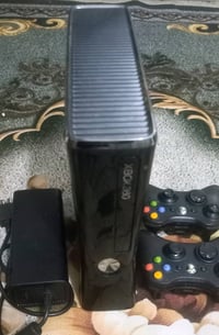 اكس بوكس 360 بحالة جيدة مع ذراعتي تحكم وشاحن. الجهاز نظيف ويعمل بشكل م...