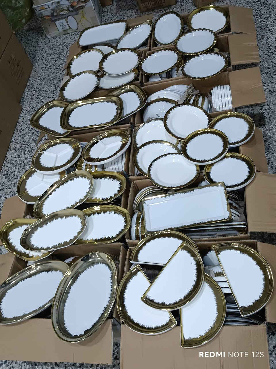 على بركة الله 
توفر الذهبي الشعاعي 
كارتون الكبير 50*30*30 
طابقين خشن وناعم 
عنوان صلاح الدين / قضاء الدور _حي المعهد مقابل جامع الصحابة 
متوفر توصيل لكل المحافظات والاقضيه  
للحجز مراسلة الخاص او واتساب ***********
