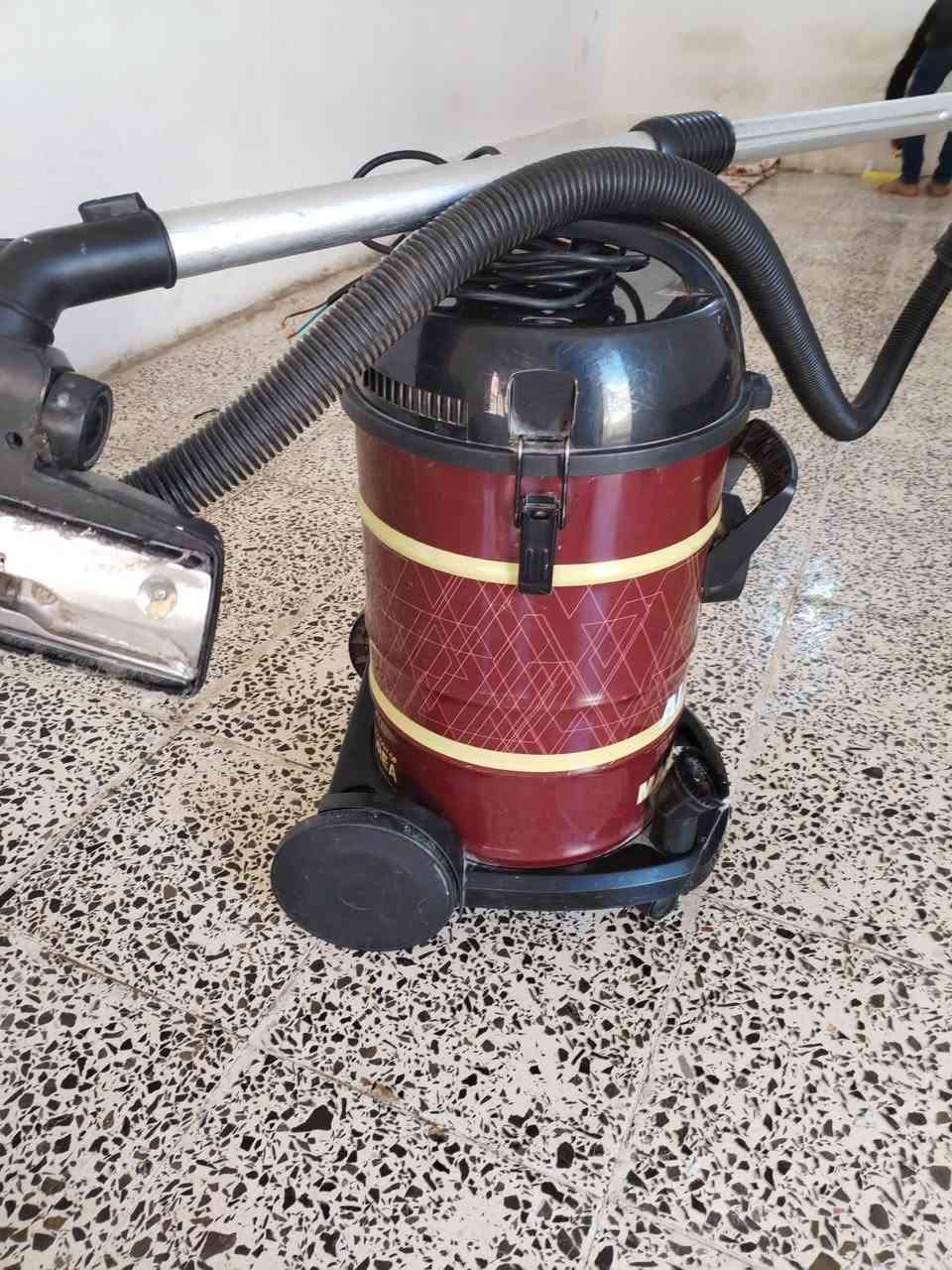 مكنسة كهربائية للبيع شغالة ب25 /***********
