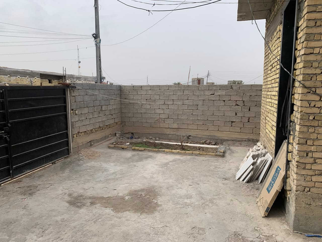 ( منزل للبيع )
📈 طابو مساحة 300 متر 
العنوان : دواية حي الصدرين 
ملاحضة : المنزل غير مكتمل 

يتكون من :-
أستقبال .
صالة . 
مطبخ . 
غرف نوم عدد 2 جاهزات مكتمل ✅ .
صحيات داخليه خارجيه .
مخزن . 
منور .

كهرباء وماء ومجاري جاهز 
☎️ . للأستفسار : 0787 549 8503
