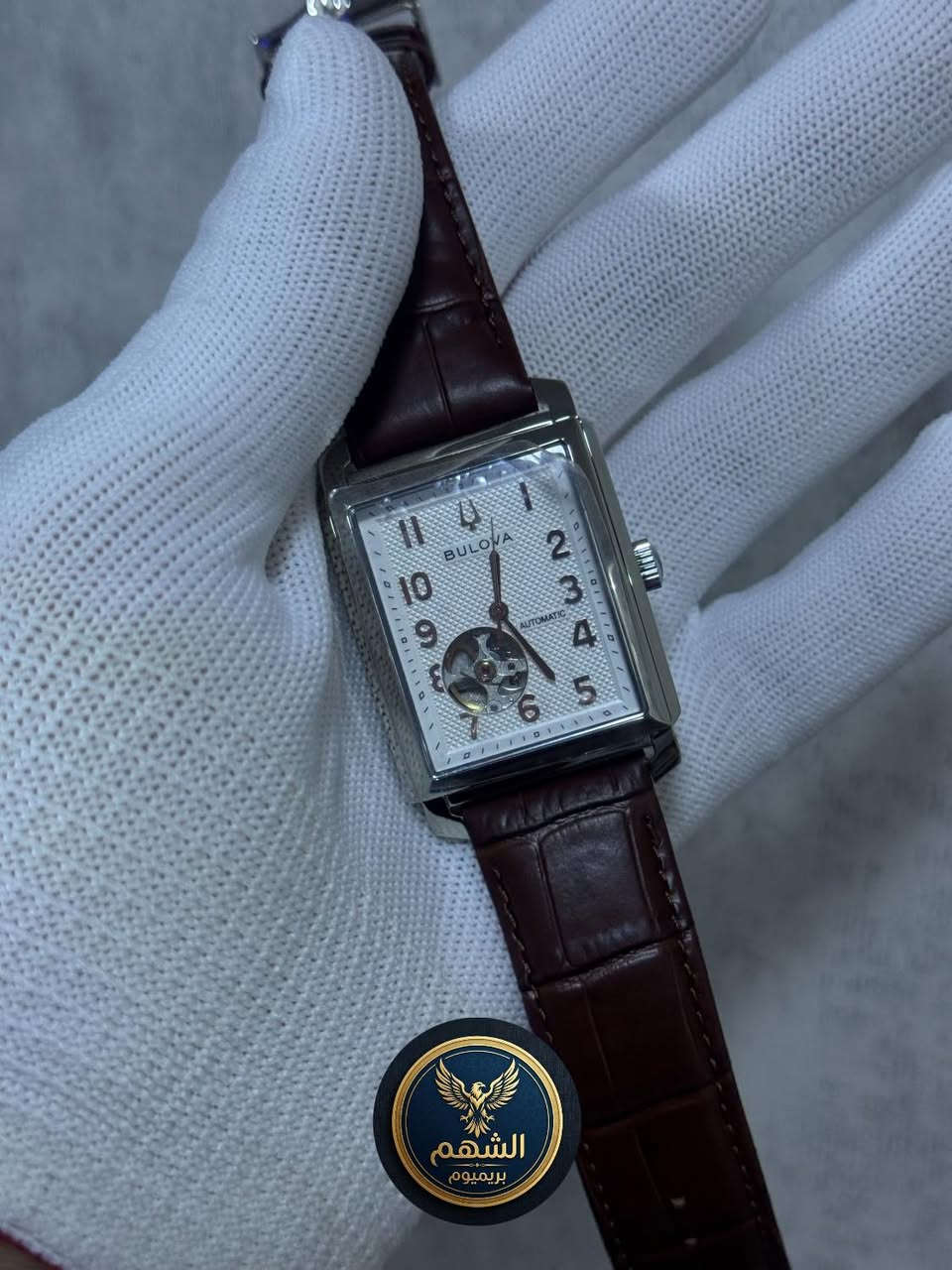 أناقة كلاسيكية لا تُضاهى.. ساعة Bulova المميزة للرجل العصري ⌚✨
هل تبحث عن القطعة التي تكمل إطلالتك الرسمية وتضيف لمسة من الفخامة؟ إليك ساعة "بولوفا" (Bulova) الأوتوماتيكية بتصميمها المربع الفريد وتفاصيلها الدقيقة.

لماذا تختار هذه الساعة؟

 تصميم كلاسيكي: هيكل مربع بتصميم "Vintage" يمنحك حضوراً ملفتاً.

 حركة أوتوماتيكية: دقة عالية دون الحاجة لبطارية، مع نافذة "Open Heart" لتشاهد قلب الساعة ينبض بالحياة.

 خامات فاخرة: ميناء مزخرف بدقة مع حزام جلد طبيعي باللون البني يمنحك راحة وأناقة طوال اليوم.

 لمسة فخامة: مثالية للمناسبات الرسمية، اجتماعات العمل، أو كهدية تليق بمن تحب.


**إذا كنت صاحب هذا الإعلان وتريد حذفه لأي سبب، رجاءا أرسل رسالة إلى الدعم الفني**