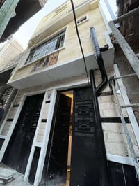 بنايه للبيع طابو صرف  💢  تحتوي عل ثلاث شقق كل شقه غرفتين وصاله وخدمات ...