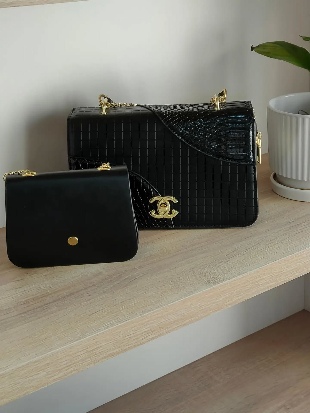 ✨ حقيبة عملية وأنيقة بكل تفاصيلها ✨
👜 الحجم: صغير 
🎨 متوفرة بثلاثة ألوان: أسود، أبيض، زيتوني
💖 يجي وياها جنطة صغيرة بنفس لون الحقيبة
✔️ الجلد كوالتي ممتاز
✔️ القاعدة ثابتة وتحافظ على شكلها
✔️ طلاء السحاب والسير ثابت وما يتغير مع الاستخدام
💰 السعر: 15 ألف دينار فقط
🚚 التوصيل لجميع محافظات العراق: 5 آلاف
📸 التصوير حقيقي من داخل المحل ✨
للطلب والاستفسار راسلونا بالدايركت 🤍🛍️


**إذا كنت صاحب هذا الإعلان وتريد حذفه لأي سبب، رجاءا أرسل رسالة إلى الدعم الفني**
