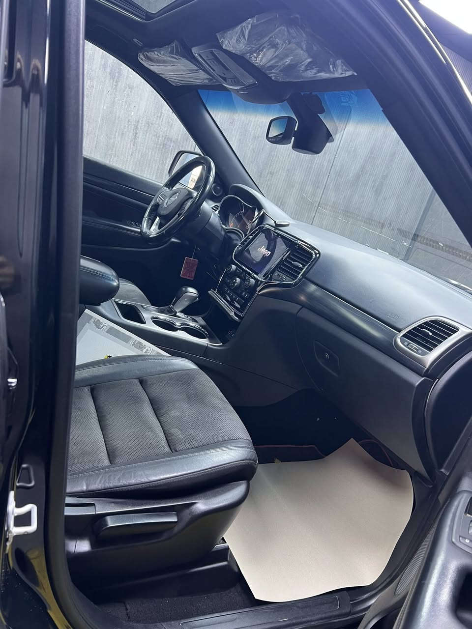 السلام عليكم ورحمة الله 💐
للبيع 
Jeep Grand Cheroke Black Top
جيب بلاك توب موديل 2020 🇺🇸
مكينة 6 سلندر (3600) مكفوله من الفتح 
تخم تاير جديد 🛞
ضرر السيارة جاملغ وبنيد بدون شاصي او دواخل والجاملغ الخلفي طعجة بسيطة مع الباب رقم الشاصي مرفق ليحب يطلع الحادث او الي ميكدر يدزلي واتس اب وادزله الحادث 
—————————————————
- موديل ٢٠٢٠ 😎
- ⁠فتحة سقف
- ⁠بصمة تشغيل + ابواب
- ⁠شاشه كبيره 
- ⁠شفتات ستيرن تبترونك 
- ⁠كشنات جلد + كنتارا 
- ⁠تدفئة كشنات + ستيرن 
- ⁠كشنات كهرباء 
- ⁠خزن ميموري 
- ⁠نقطه عمياء 
- ⁠تشغيل عن بعد 
- ⁠جنطة كهرباء 
- ⁠دفع رباعي 4*4
- ⁠ماشيه ٥٩ mil 
شباب السيارة سعرها جداً مناسب وماتوقع
اكو جيب ٢٠٢٠ بلاك توب بهالسعر 
1C4RJFAG2LC126298
مكان السيارة بغداد / حي الجامعة 
للاستفسار. ☎️
***********
سعرها. 208$ 💵
ومجال جداً بسيط اخوان
