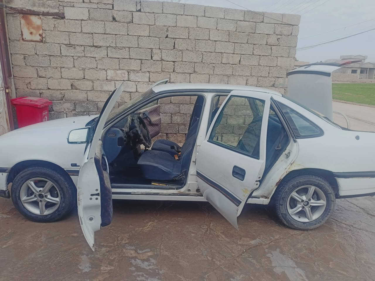 سلام عليكم اوبل فكتره
لون ابيض رقم دهوك
موديل 92 شرط تحويل
لا صبخ ولا معجون بيها 
 اشويه بل باب بارد وشويه بل جاملغ بس الباقي كلها الشرط 
كير عادي كير شرط مال كصه
محرك بديه صرف 
سياره حجم 20 
مكان موصل بعشيقه
السعر 40 وبي مجال
رقم هاتف *********** تحياتي للجميع
