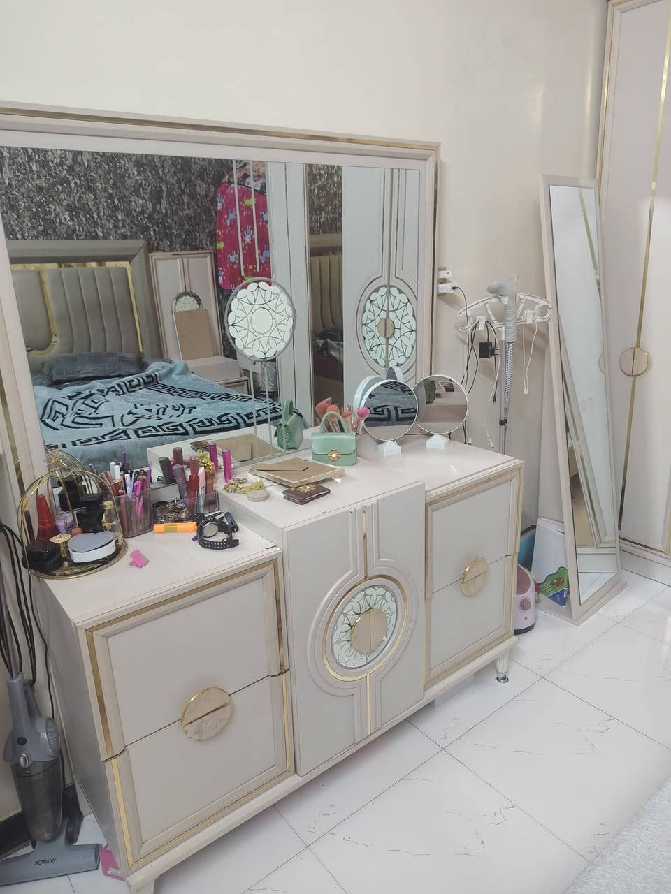 السلام عليكم
غرفة نوم مستعملة قليل النظافة ٩٥٪
٨قطع السعر خاص مدينة الصدر 
***********
