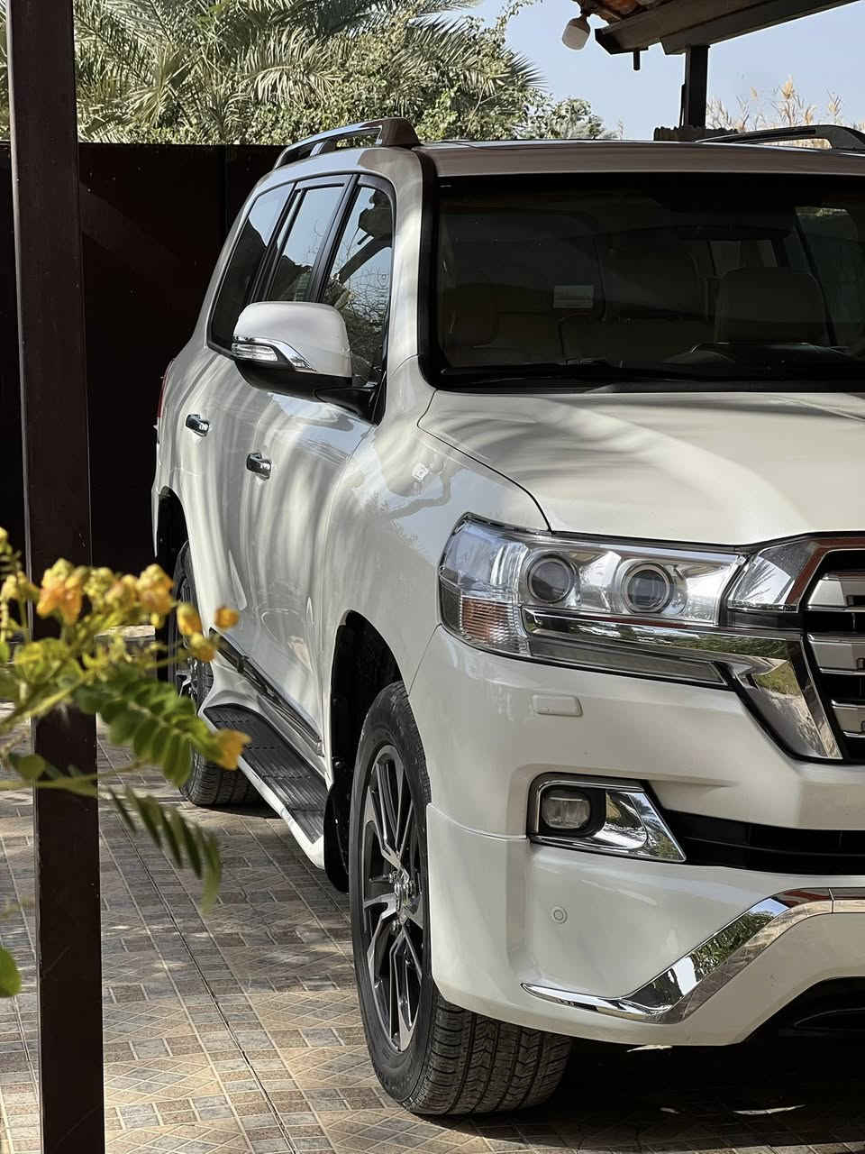 السلام عليكم لبيع لاندكروزر 2016
وتراهم مروس سعر 440وبيه شي بسيط 
كفاله. عامه من صبغ وتبديل بريم اصل 
فول موصفات رقم بغداد بسمي سياره جديده 
ماشي 120اصل عل فحص جاهز تخم تاير كله جديد 
مكان بابل حله رقم ***********
