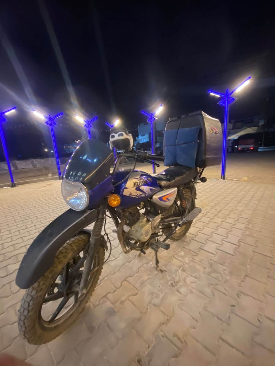 بوكسر موديل 22  تاير امامي+تاير خلفي+كابريتر+ضفيره+كتف+عقل+زنجيل+بكره+بوبرن+دهن جديد كلهن جدد دراجه كامله مكمله بيه سبع اوراق كامله شلعه ومعدل تخبل كل نقص مابيه رايده ب 950 وبيه مجال او مراوس مكاني بغداد الغزاليه للاتصال واتساب *********** او مراسله مازنجر ما متواجد رصيد
