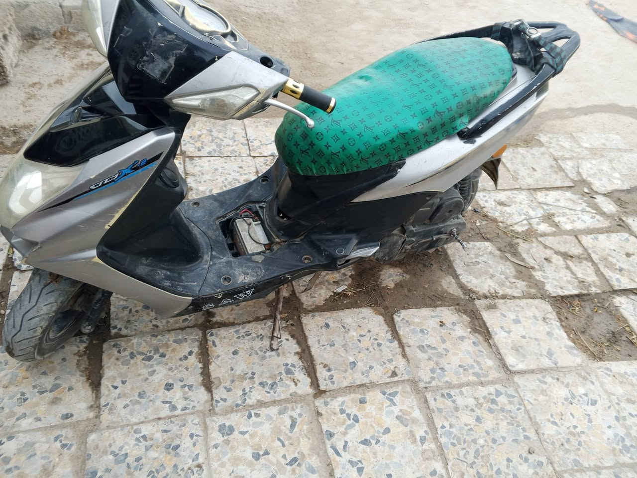 دراجه للبيع شغاله نقصهه بريك وجوزه هندر واحد تشتغل السعر 200وبيهه مجال ***********
