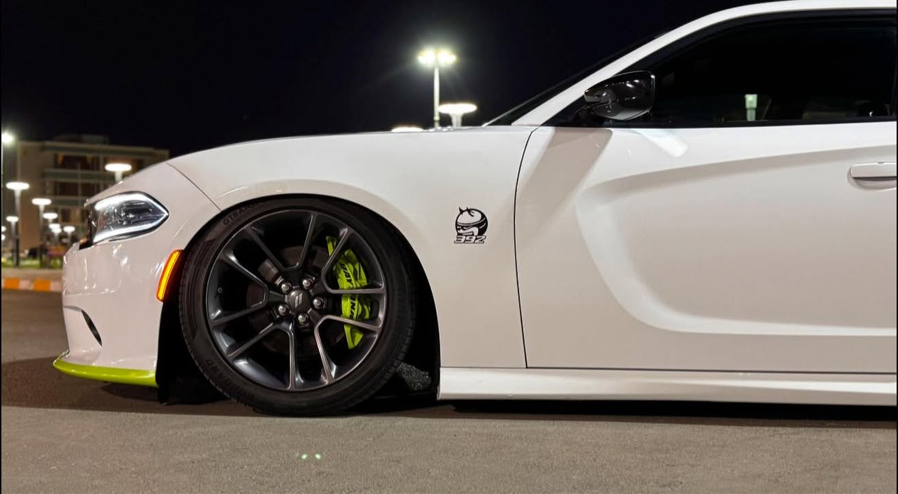 دوج جارجر دايتونا هيمي
الموديل ؛ 2021 وارد كندي 
العداد : 50؟الف mi
المحرك :هيمي 8سلندر 5700
اللون : ابيض ناصع ...
السيارة جديدة كفاله عامه 
ماعده بارده بجاملغ الايسر 
* كير محرك مكفول على بلاد الشركة . كله بشرط 
* ⁠الاظافات :
اكزوز موبر اسود بلادي نغمه رهيبة 
 • دركه RPM فورجد امريكيه (800$)
• جكات s2 plus (1700$)
• ⁠.........
• ⁠المواصفات: 
* القماره اسود بلادي
* كشنات كنتارة
* ⁠دشبول جلد خياط 
* سستم صوت الباين
* شوته موبر زركة مفتوحة بلادي
* تراي السيارة مخيف من ناحية السرعه والنعومة 
* تبريد بلادي 
* امكانية التحكم بوضعيات المقود كهربائي.
* ويل كروم قياس 20 أنج 
* ⁠طخم تاير جديد 
* مقاعد رياضية كنتاره ختم دايتونا
* ذاكرة لحفظ وضعيات الجلوس (ميموري). 
* المقاعد الأمامية تبريد وتدفئة
* المقاعد الخلفية تدفئة 
* شاشة كبيرة قياس 8.4 أنج اوپشنات SRT كاملة 
* تدفئة ستيرن . 
* تشغيل عن بعد 
* داخل لون مميز رصاصي مشطب يجي بالدايتونا فقط وبعض الاصدارات من شركة دودج
* كير شفتر بالستيرن .
* ⁠تحكم استيرن جهتين 
* ⁠دخول ذكي بدون مفتاح 
* تحكم ستيرن كهرباء 
* ⁠...........
مكان السياره :: البصره
السعر : 298$ بيها مجال بيع او مراوس
0783 594 9495
