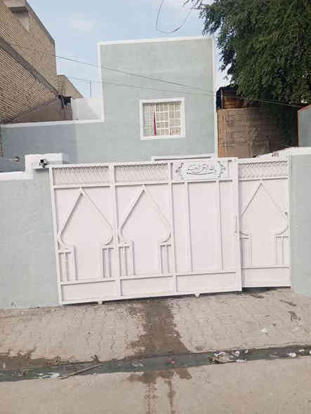 ياالله 
السلام عليكم بيت للبيع المساحه 200 متر يحتوي على 4غرف نوم ومطبخ وهول وستقبال وصاله عدد2 مع سطحين البيت كامل من كاشي وسراميك مابي اي نقص  العنوان حسينية المعامل شارع الجوبه للاستفسار الاتصال ***********
