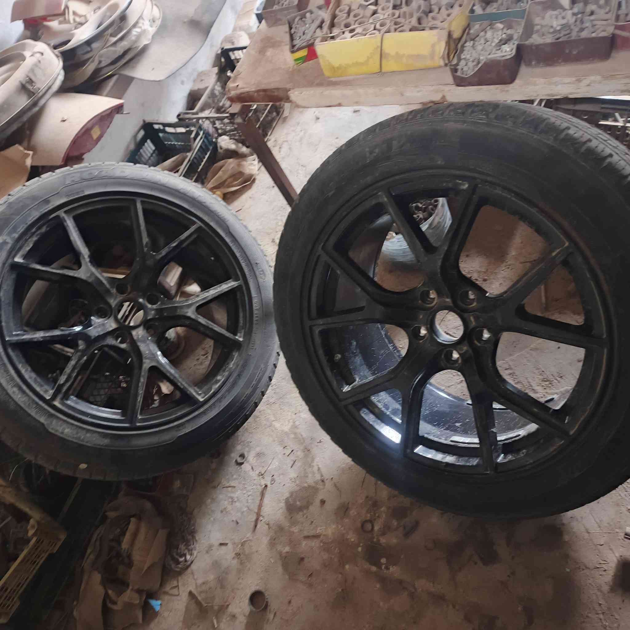 سلام عليكم وياله هنا وتايراتهن بعدهن لوك لا شخط ولاطعج ولاخدش زغير فول السعر 275وبيهن مجال لطيبين ***********
