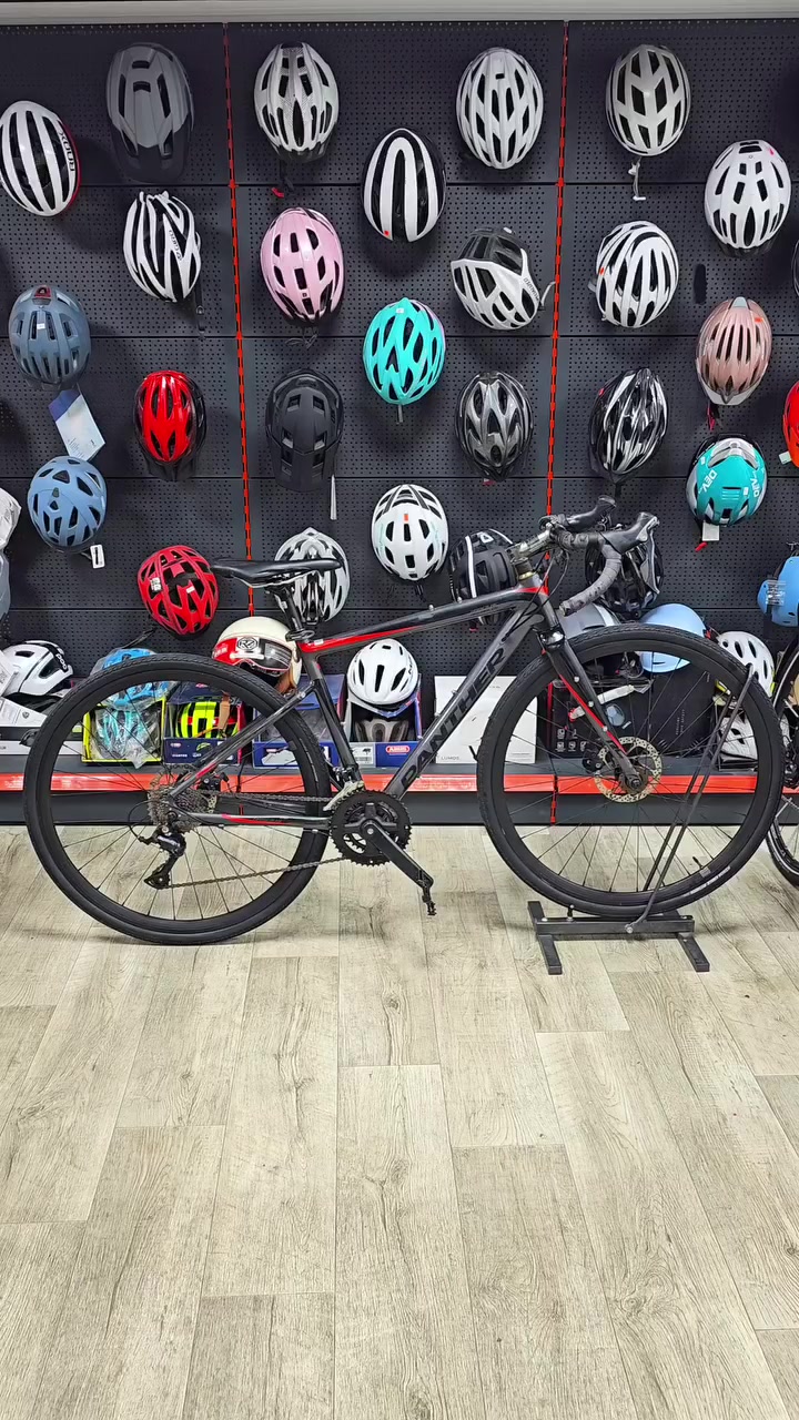 🎥 دراجة كرفل أنيقة وأداء رياضي عالي!🔥

دراجة من ماركة Panther
🔹 نوع الدراجة: كرفل 
🔹 حجم الفريم: M (50cm)
🔹 السستم: Shimano Sora 2×9
🔹 الفريم: Aluminum 7075 خفيف وقوي جداً
🔹 مناسبة للسرعات والطرق المعبدة والتمارين

اختيار ممتاز لعشاق الأداء والسرعة مع تصميم مميز 👌
📍 الخدمات المتوفّرة:
خدمة توصيل متوفّرة لجميع المناطق
إمكانية الشراء بالأقساط لحاملي بطاقة كي كارد – مصرف الرافدين

🌙 أوقات الدوام خلال شهر رمضان:
من الساعة 7:00 مساءً إلى 12:00 منتصف الليل

📍 الموقع:
معرض دكتور بايسكل
بغداد – السيدية – شارع ٤٠ (الاطفاء) قرب مطعم SunCity

#Panther
#RoadBike
#ShimanoSora
#Aluminum7075
#دراجات_سباق


**إذا كنت صاحب هذا الإعلان وتريد حذفه لأي سبب، رجاءا أرسل رسالة إلى الدعم الفني**