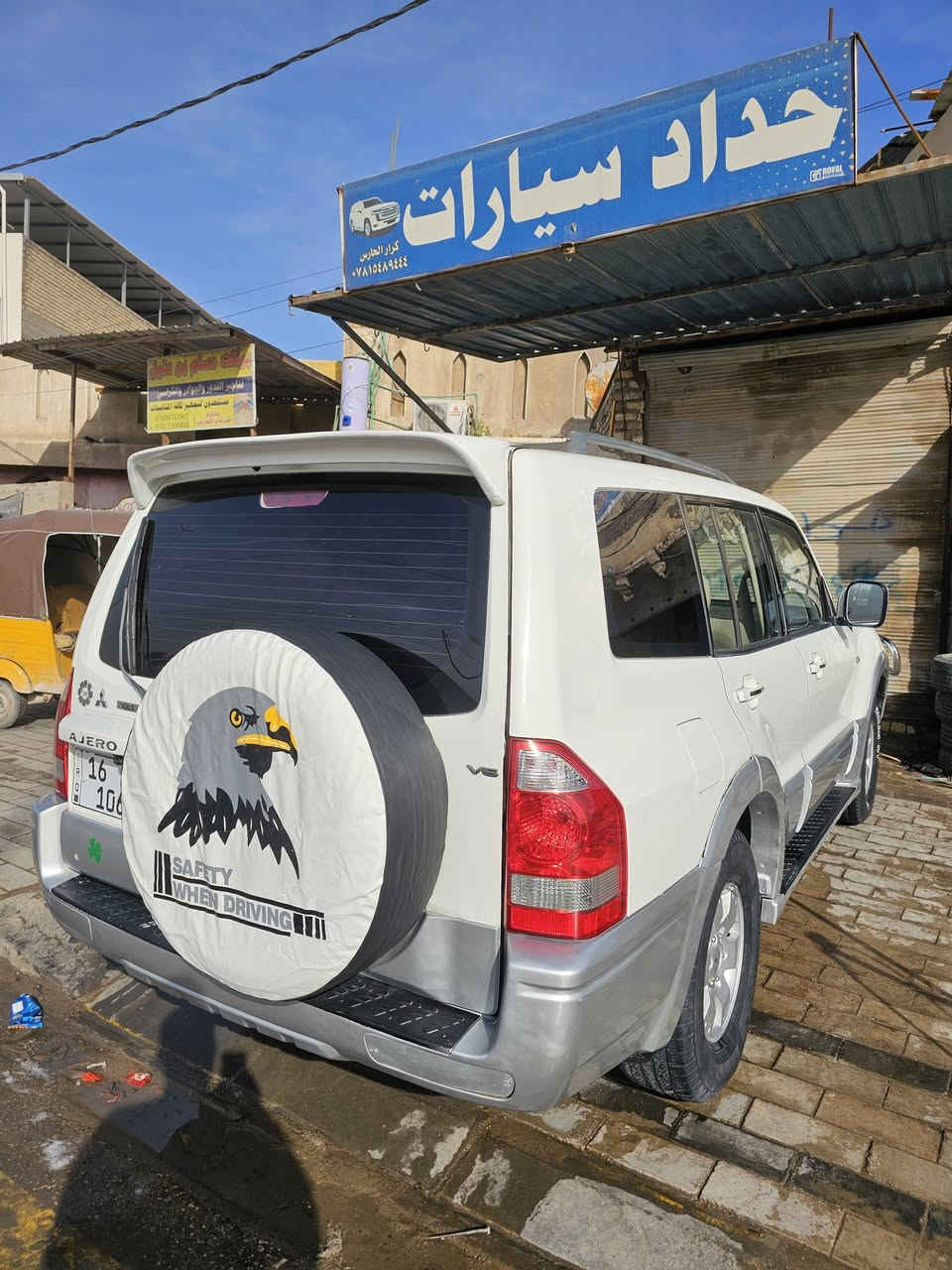 سلام عليكم 
باجيرو للبيع موديل ٢٠٠٧ 
كفاله وجاهزه من كل النواحي 
كير محرك تبريد حداديه تايرات باتري كله جديد 
محرك ٢٧٠٠ سته سلندر المرغوب ادامه كامله 
الشراي يتصل *********** 
مكاني كوفه حي ميسان
