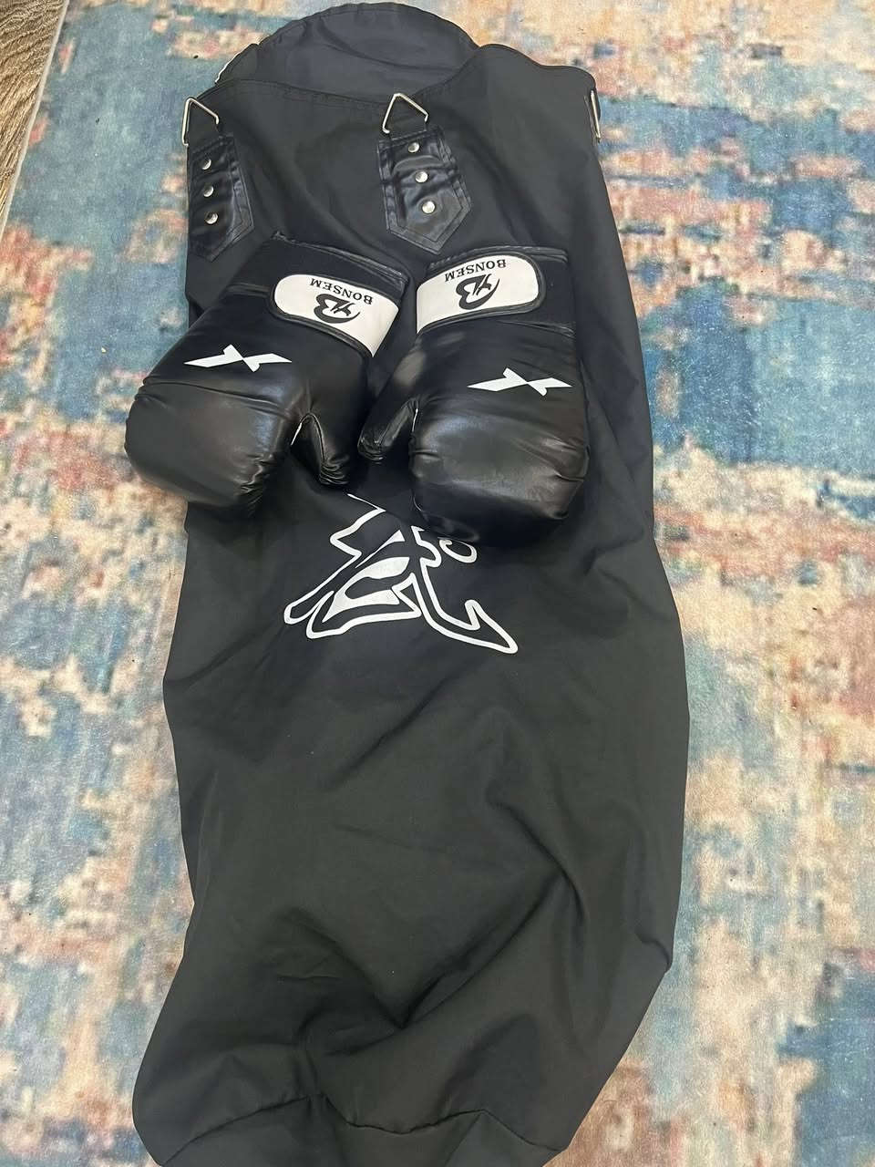 كيس ملاكمه مع كفوف ملاكمه حجم كبير ماركه ممتازه بضاعه اوربيه جديد ما مستخدم كامل سعر كامل مع الكفوف ٣٥ الف 
عنواني بصره 
***********
